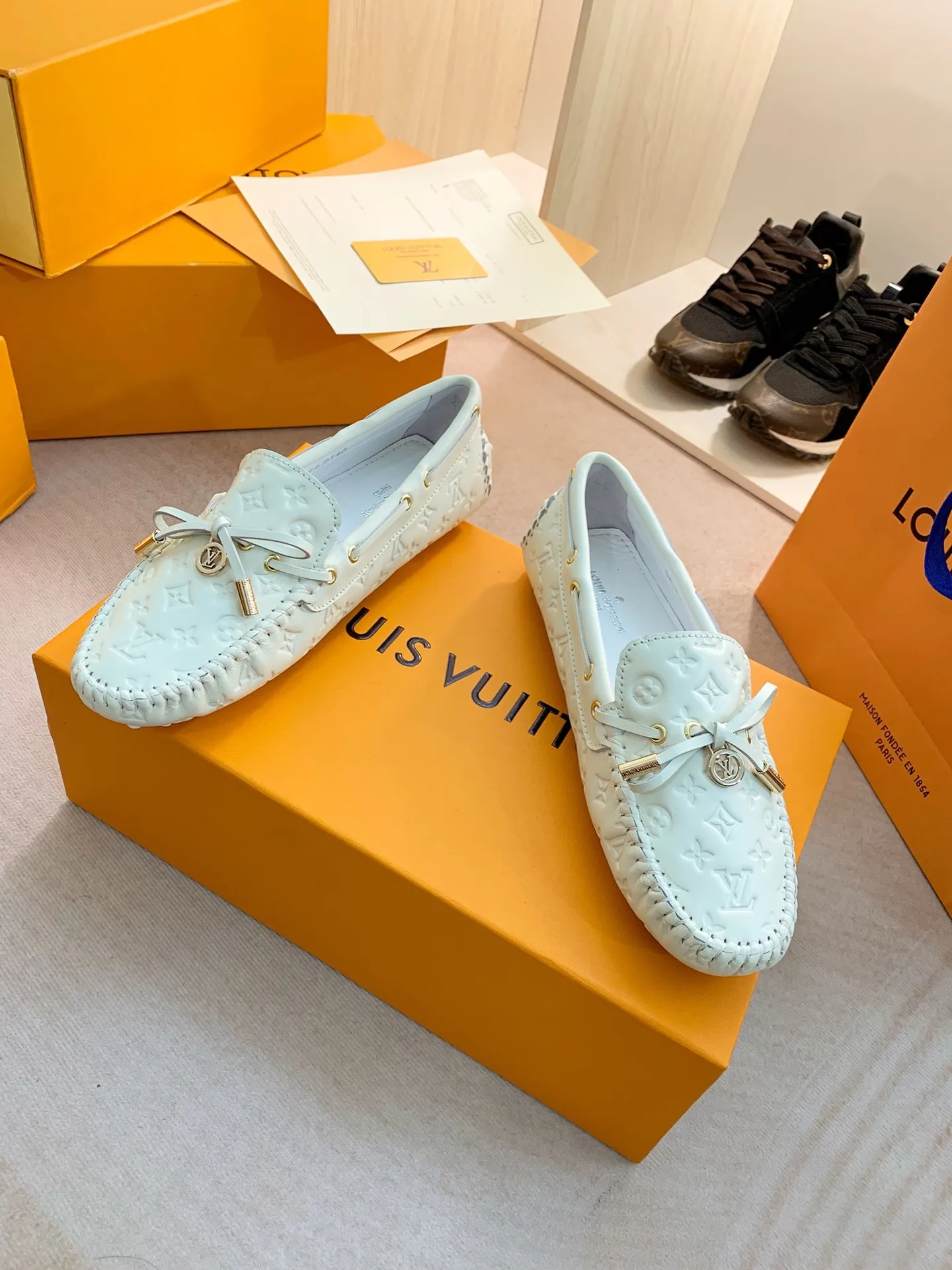 p460💰Couple model❤️🇫🇷 𝙇𝙤𝙪𝙞𝙨 𝙑𝙪𝙞𝙩𝙩𝙤𝙣 🇫🇷Louis Vuitton 2023 Classic𝓛𝓿 𝓣𝓻𝓪𝓲𝓷𝓮𝓻 Sports Series ➪➪➪¯ [Arizona Doudou Shoes Series] ▪️▪️▪️Arizona slip-on shoes are made of Monogram Eclipse canvas. Its hand-painted and dyed edges and hand-sewn uppers fully demonstrate Louis Vuitton's traditional shoemaking craftsmanship. This slip-on shoe is very lightweight. The integrated tongue and upper make it particularly comfortable and flexible. The soft outsole is equipped with rubber padding. Decorated with matching sash. Detailed features: ☑️Monogram Eclipse canvas ☑️Black Eclipse pattern ☑️Hand-painted shoe edges ☑️Hand-sewn uppers (each pair takes time to process) ☑️Integrated tongue and upper construction ☑️Outsole equipped with rubber lining ☑️size: 35_46